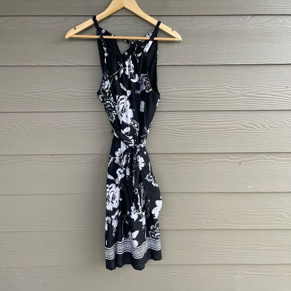 White House Black Market Dresses & Skirts - White House Black Market wrap tie floral dress with pockets